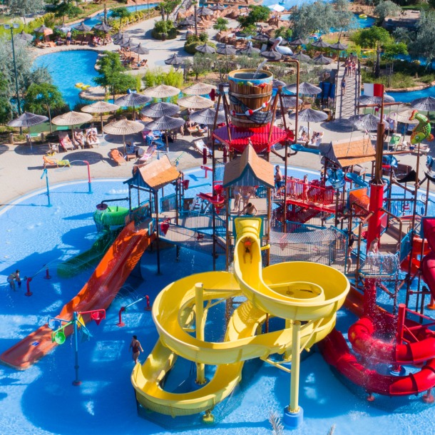 PARQUES E CLUBES